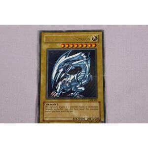 Yu-Gi-Oh! TCG Blue-Eyes White Dragon SDK-001 Ultra Rare Very Good Condition